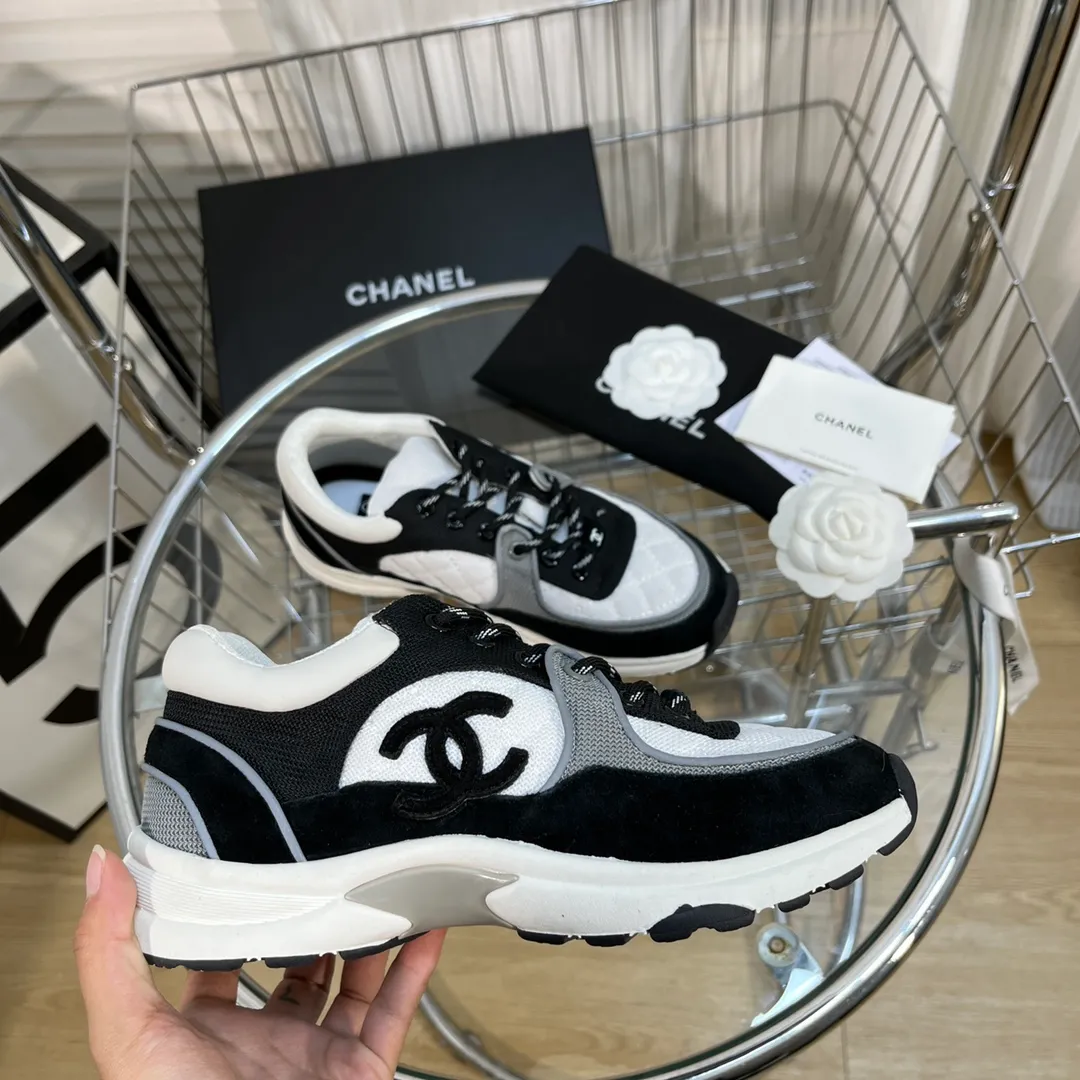 👟👟Ex-factory price 560👟👟 Chanel Chanel - 2022 counter top casual sports shoes This classic design; the upper is electro-embroidered with a variety of techniques; the outsole is fashionable and sporty; it is unusual to incorporate a variety of color matching elements... The diversified mix and match is very good-looking and versatile, casual, fashionable, sports and outdoor can be taken into account... ꫛꫀꪝ Go➫ Material: ❶Upper is made of: Original imported high mercerized smooth cow suede + electric embroidery technology + imported breathable mesh ❷Inner use: original imported breathable mesh ❸Outsole based on: original TPU combination outsole Counter boutique packaging complete set for women 35–42 men 38–46